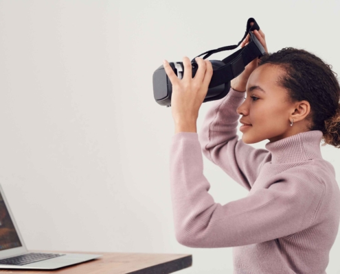 Frau mit VR Brille